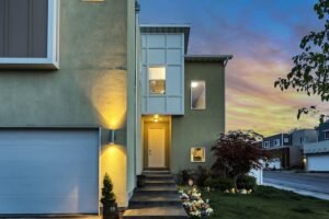 Real estate agent broker
